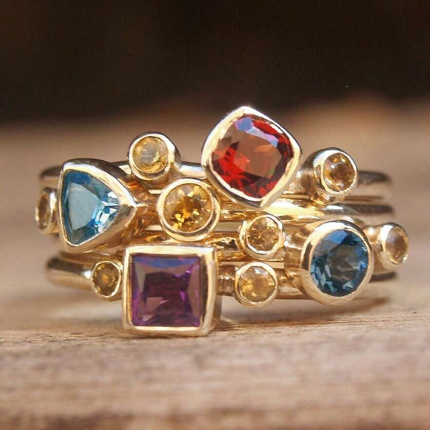 Grappe Colorée | Bague dorée avec pierres colorées en grappe – Vue 01