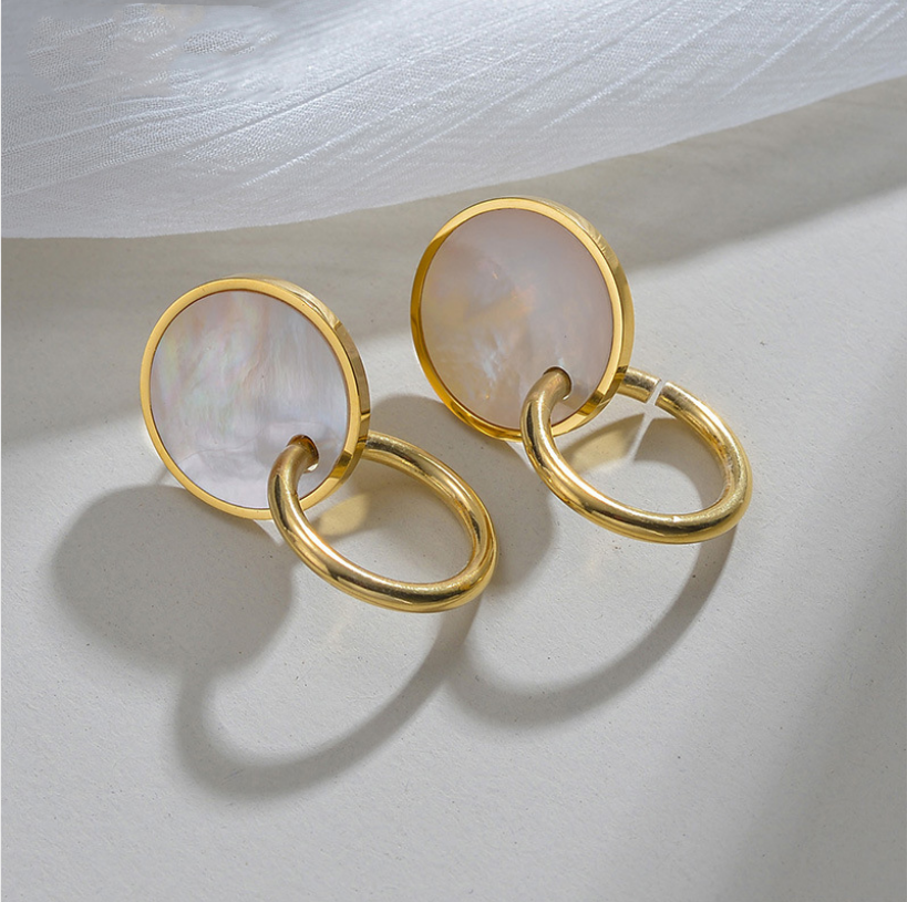 Anneau Chatoyant | Boucles d'oreilles dorées avec surface blanche ronde – Vue 01