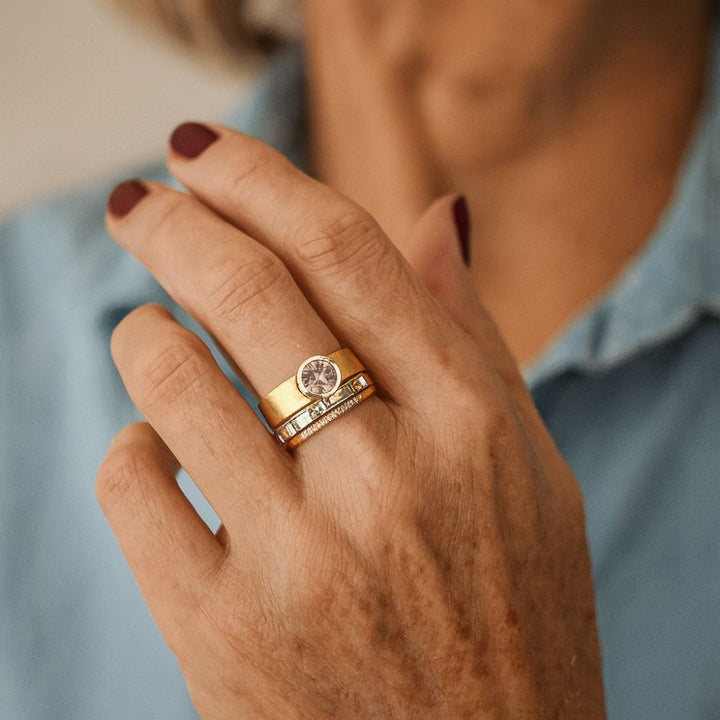 Serti Clair | Bague dorée avec pierre claire – Vue 02
