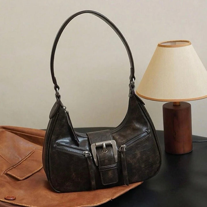 Sac bandoulière Janine brun foncé porté à l&