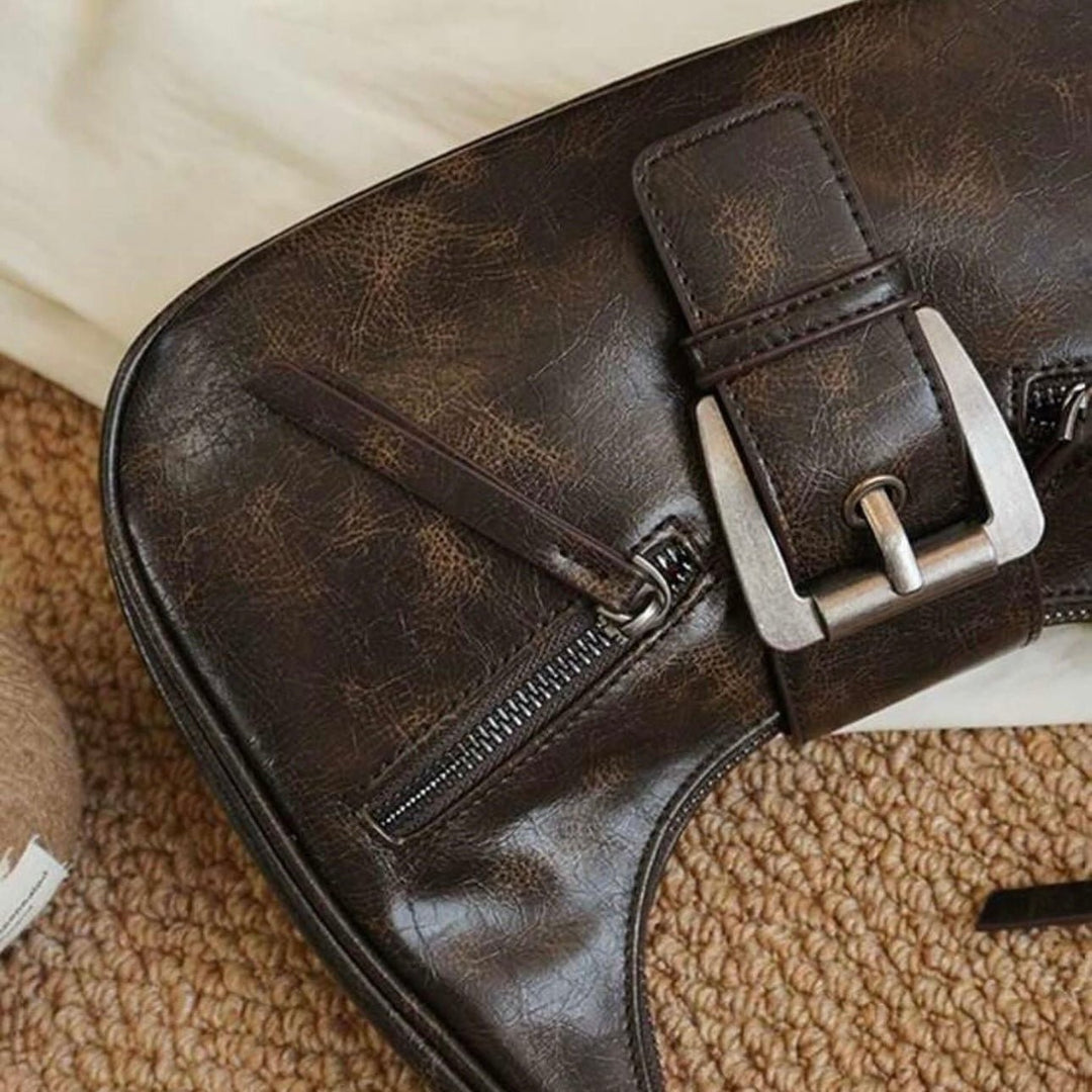 Sac bandoulière Janine brun foncé en situation