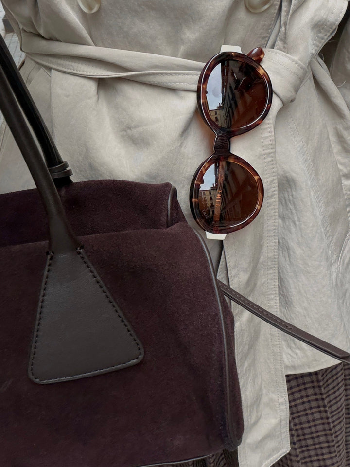 Sac Lulu en daim véritable brun foncé porté à l&