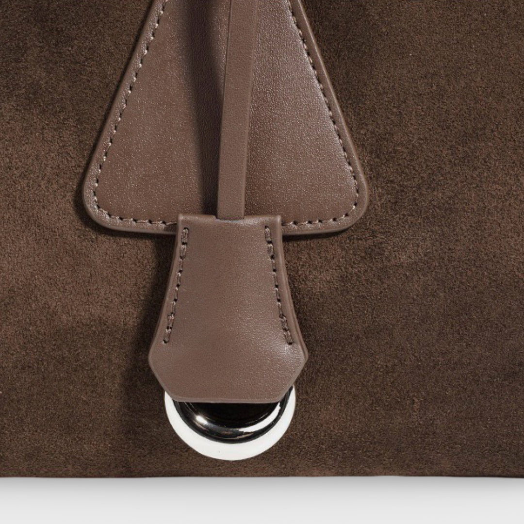 Sac Lulu en daim véritable taupe porté à l&