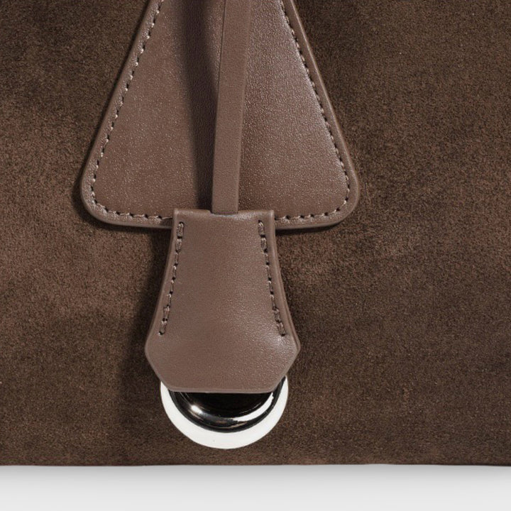 Sac Lulu en daim véritable taupe porté à l&