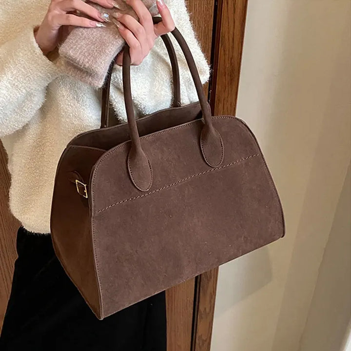 Sac en daim Moiré brun foncé porté à l&