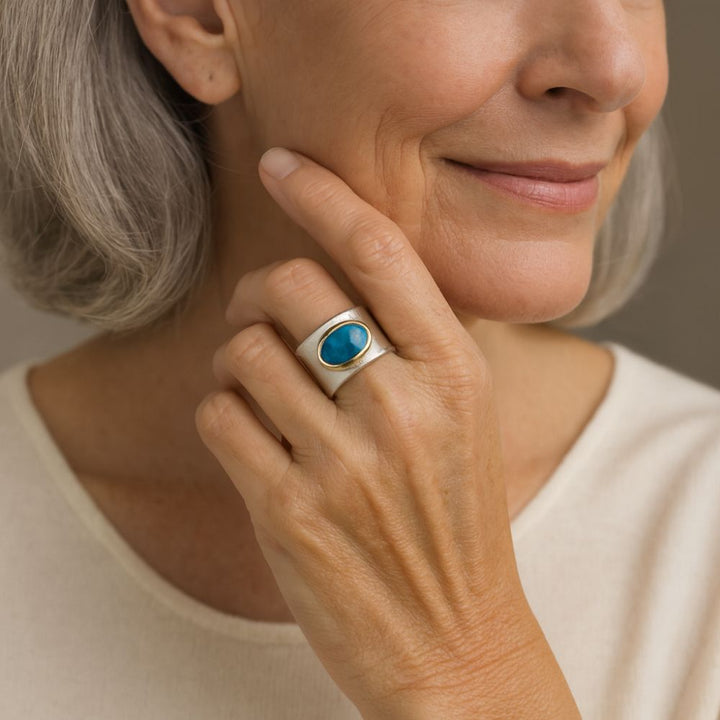 Haute Mer | Bague large argentée avec pierre bleue ovale – Vue 02