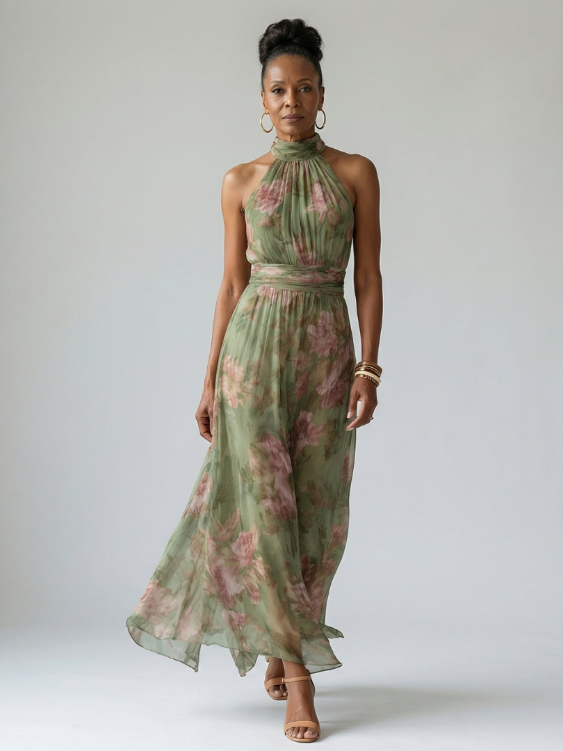 Robe longue fleurie vert sauge portée avec des sandales