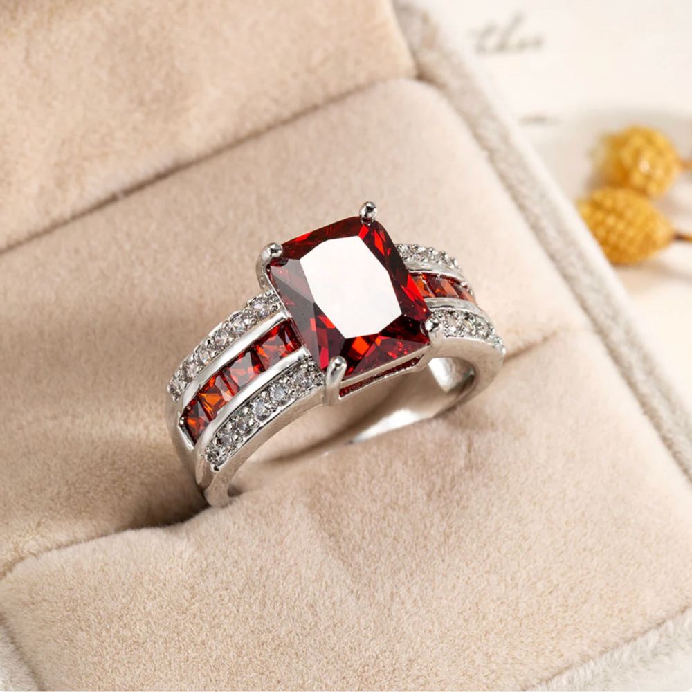 Ruban Cramoisi | Bague argentée avec pierres rouges et claires – Vue 01