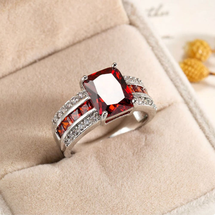 Ruban Cramoisi | Bague argentée avec pierres rouges et claires – Vue 01
