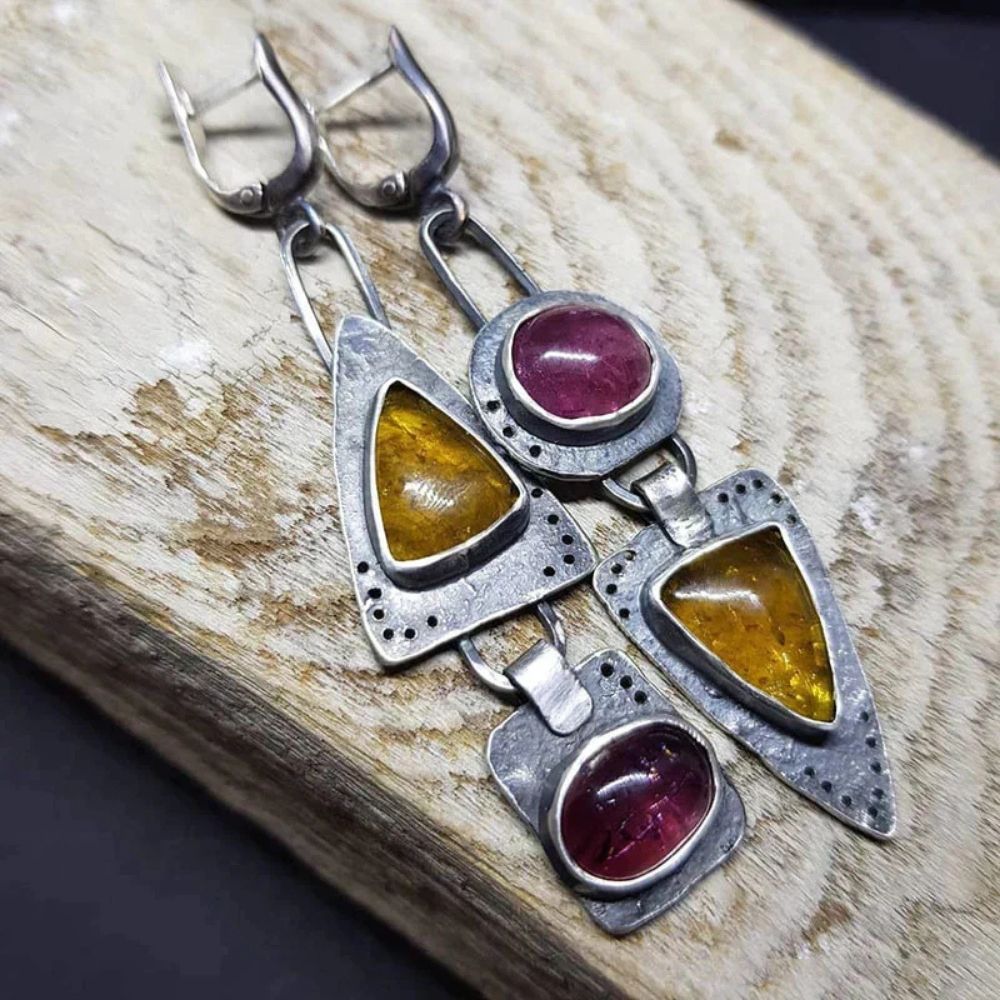 Barre Colorée | Boucles d'oreilles argentées avec pierres roses et dorées – Vue 01