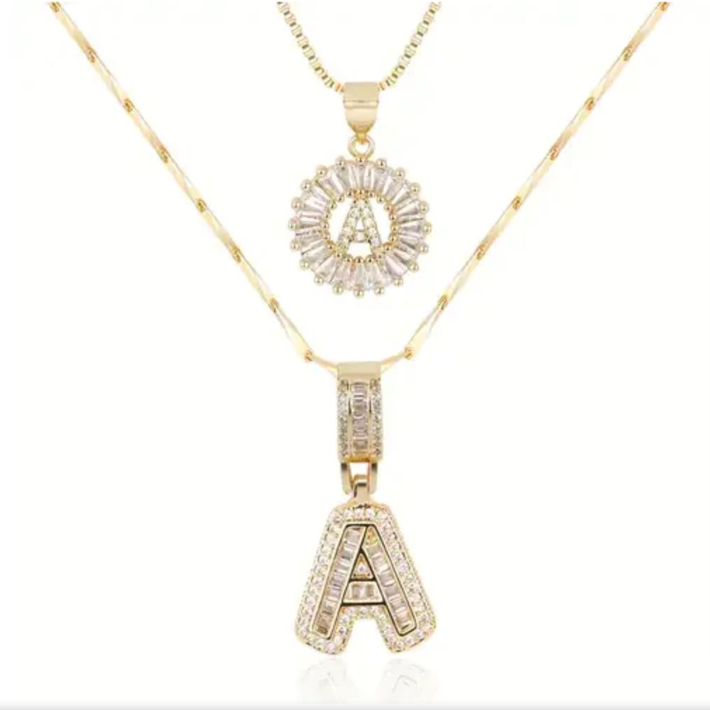Initiale | Collier avec lettre sertie de pierres – Vue 01