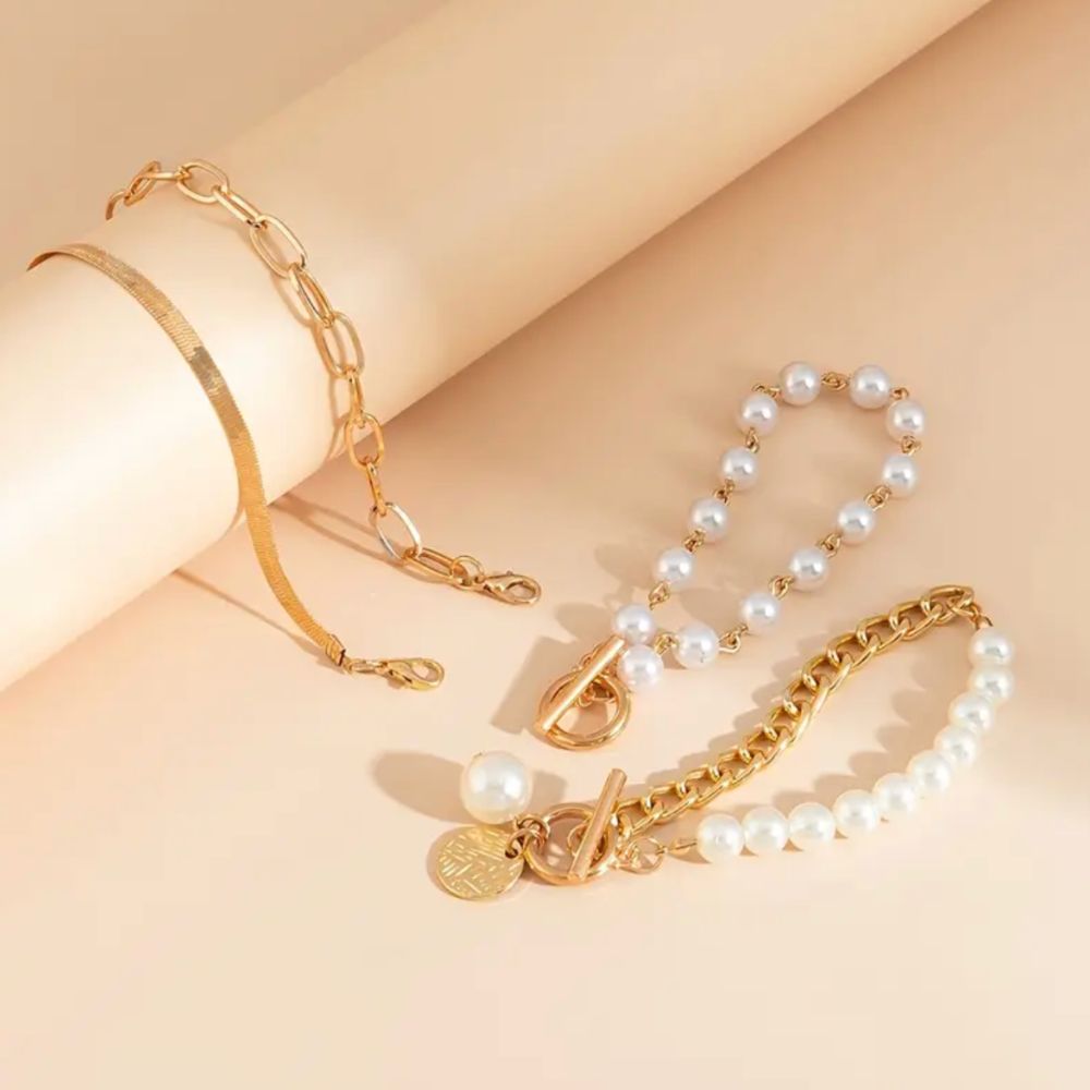 Chic | Ensemble de quatre bracelets dorés à perles blanches – Vue 02
