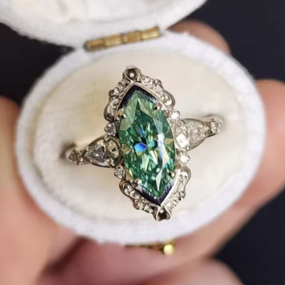 Pointe Verte | Bague argentée avec pierre verte pointue – Vue 01