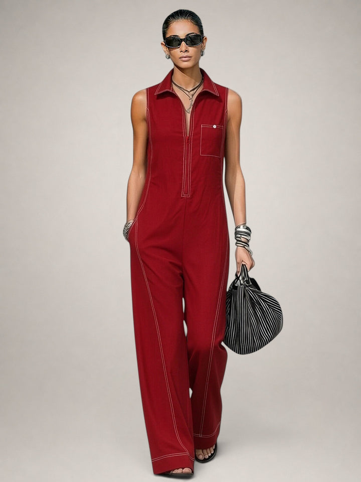 Femme portant une combinaison sans manches à passepoils contrastants et encolure zippée, coloris rouge