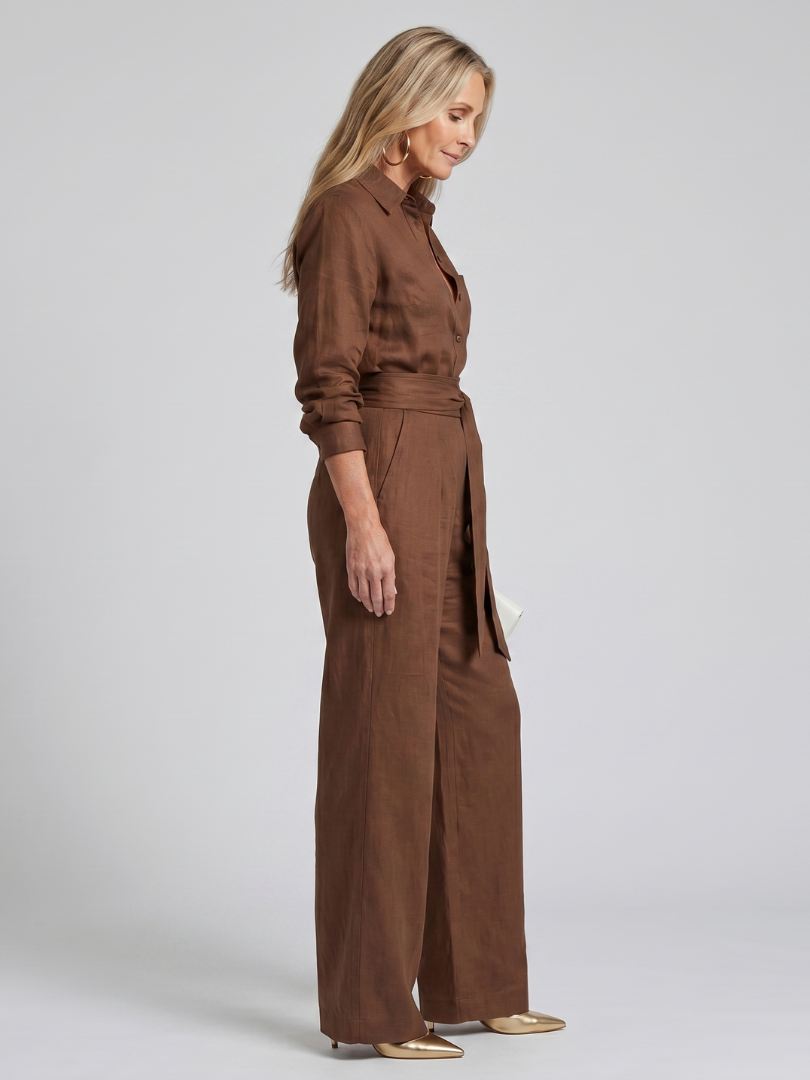 Femme portant une combinaison boutonnée à manches longues et ceinture à nouer, coloris marron