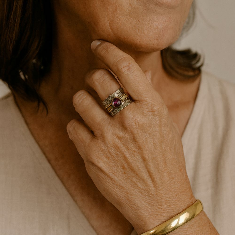 Ruban Tournant | Bague large argentée avec pierre violette – Vue 02