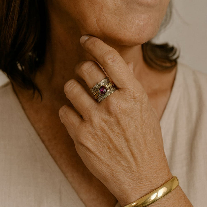 Ruban Tournant | Bague large argentée avec pierre violette – Vue 02