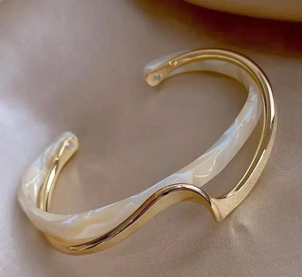Reflet Blanc | Jonc doré avec détail blanc aux reflets opalins – Vue 01
