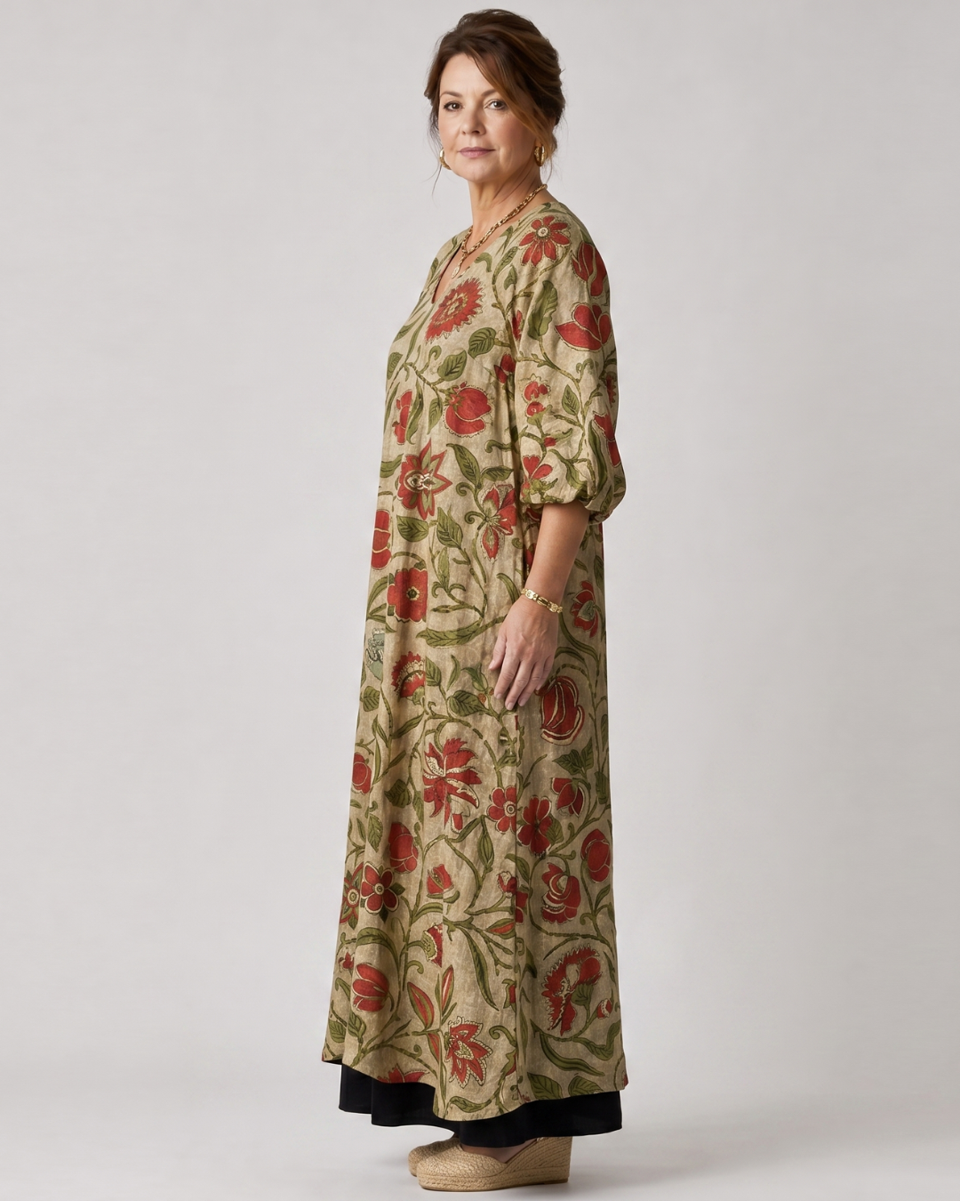 Renée — Robe longue à fleurs sur fond kaki